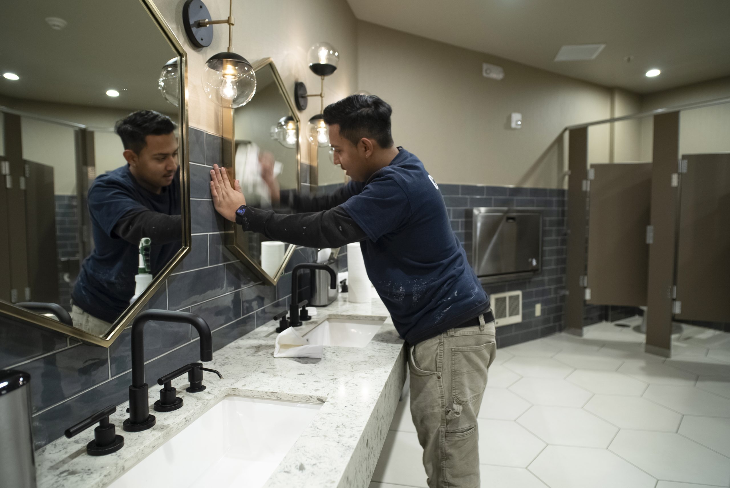 commercial restroom cleaning